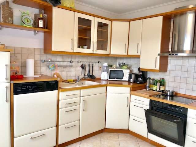 2 Etagen, Einbauk&uuml;che, Balkon, PKW-Stellplatz - was will man mehr ?